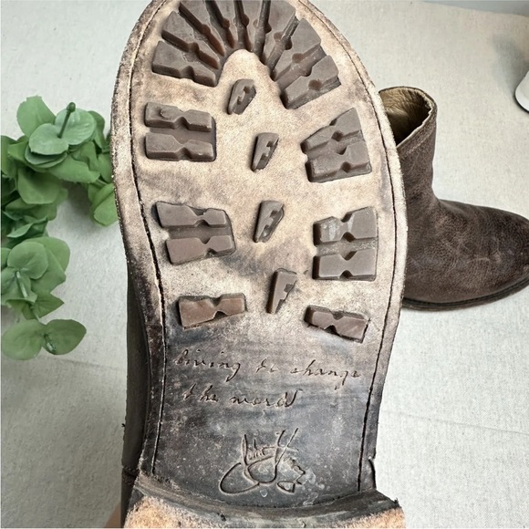 John Fluevog Chelsea Boots Brown Distressed Leather Pull On Women’s Size 8W - Picture 13 of 16
